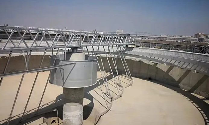 ZQXN型(xing)週邊傳動全橋虹吸式吸泥機