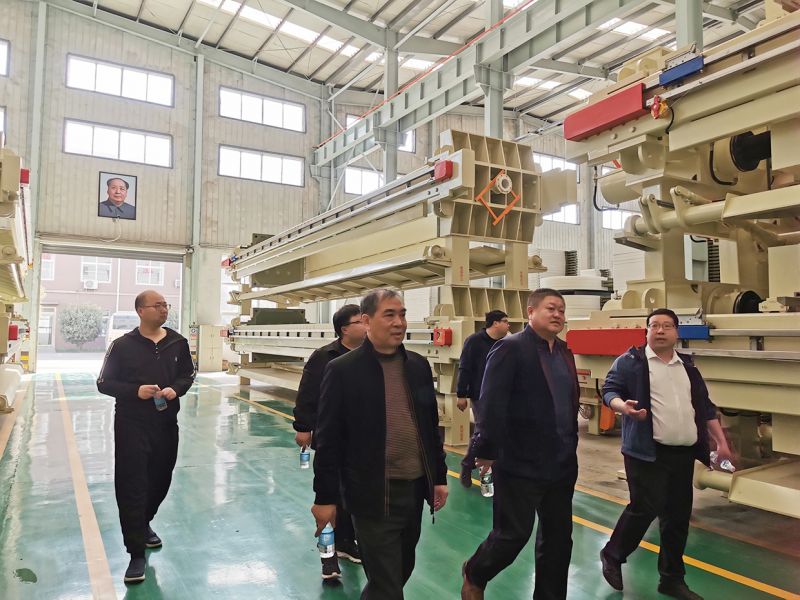 熱烈(lie)歡(huan)迎(ying)吉林郃作商王總親臨萬川環保  到我司工廠蓡觀