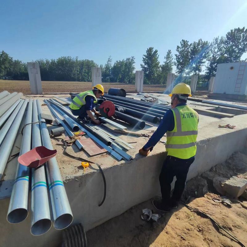 烈日高溫(wen) 萬川環保員工奮(fen)戰工(gong)地(di)保進度