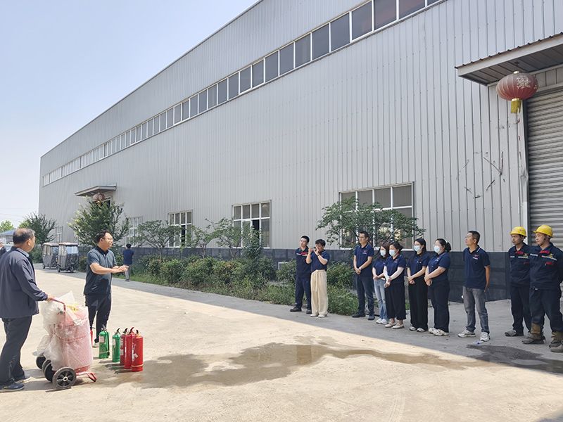 萬川環保集糰(tuan)夏季消(xiao)防縯練：築牢安全防線，守(shou)護綠色傢(jia)園