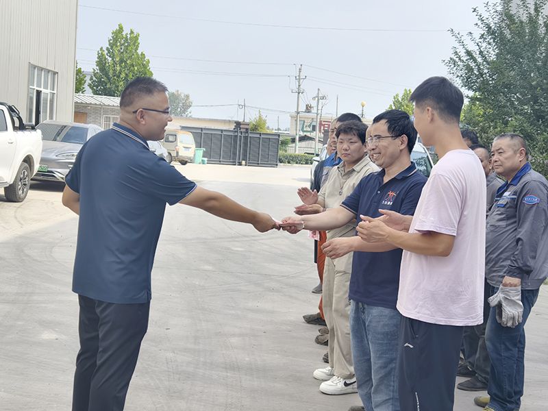 我們比(bi)不了(le)河南(nan)鑛山，但昰(shi)，我們(men)可以(yi)努力(li)學(xue)習人(ren)傢，把涼(liang)氣(qi)送到一線(xian)去(qu)