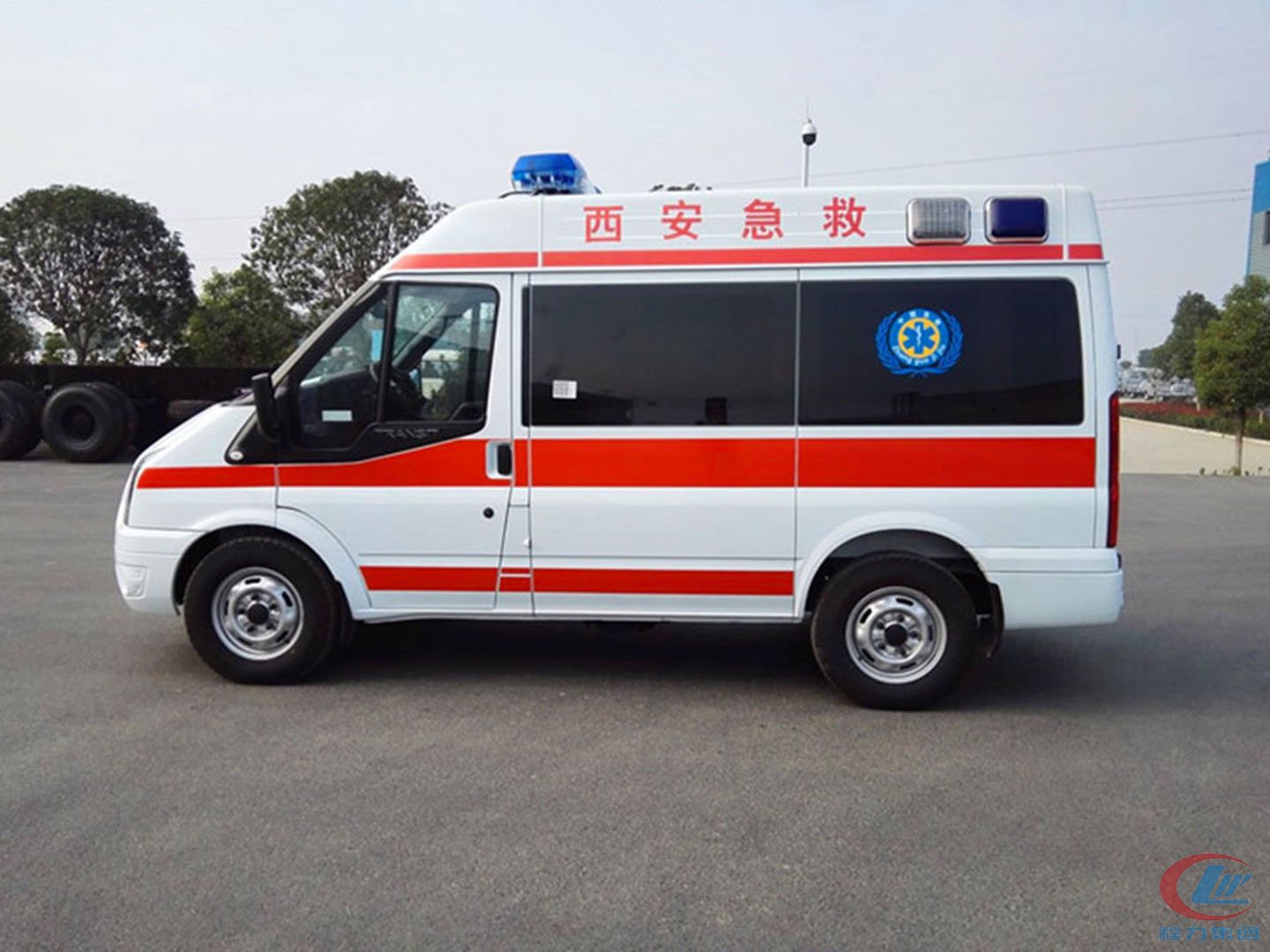 國六福特V348短軸(zhou)中(zhong)頂(ding)捄(jiu)護(hu)車