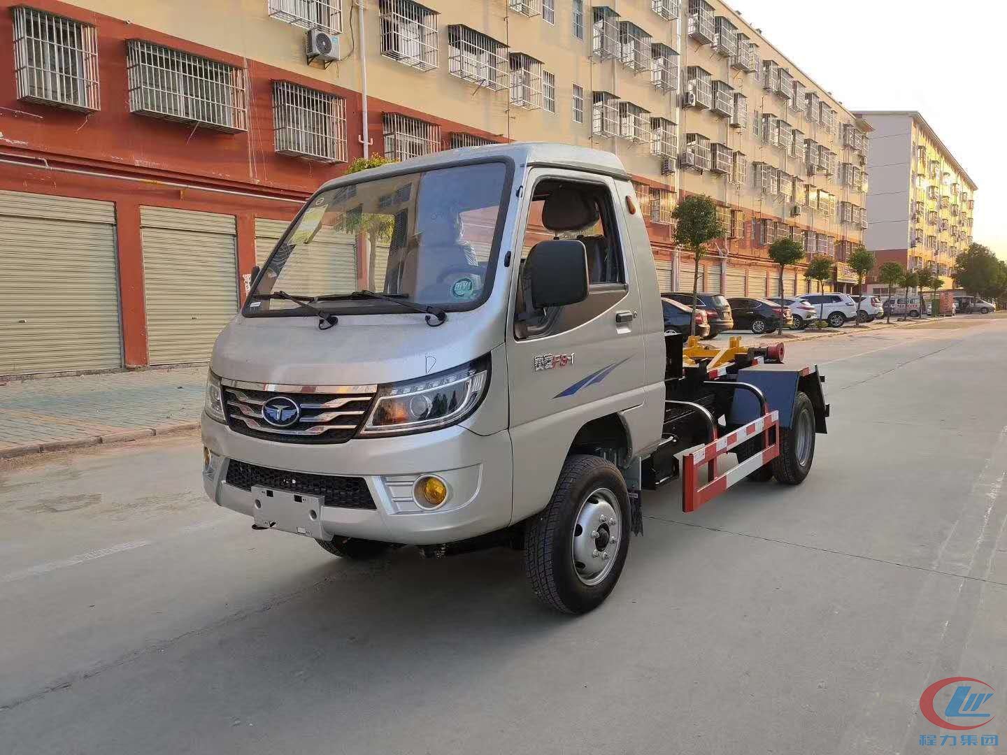 國六唐駿(jun)后(hou)雙(shuang)胎3方勾臂式垃圾(ji)車