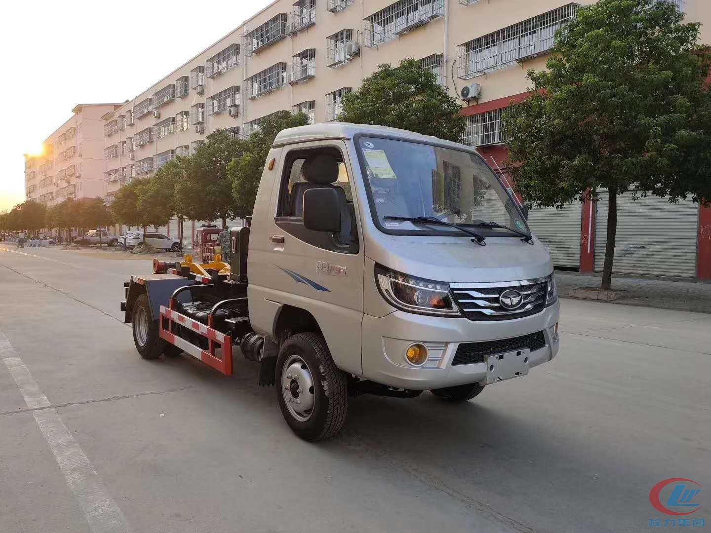 國六(liu)唐(tang)駿(jun)后雙(shuang)胎3方(fang)勾(gou)臂式垃圾車(che)