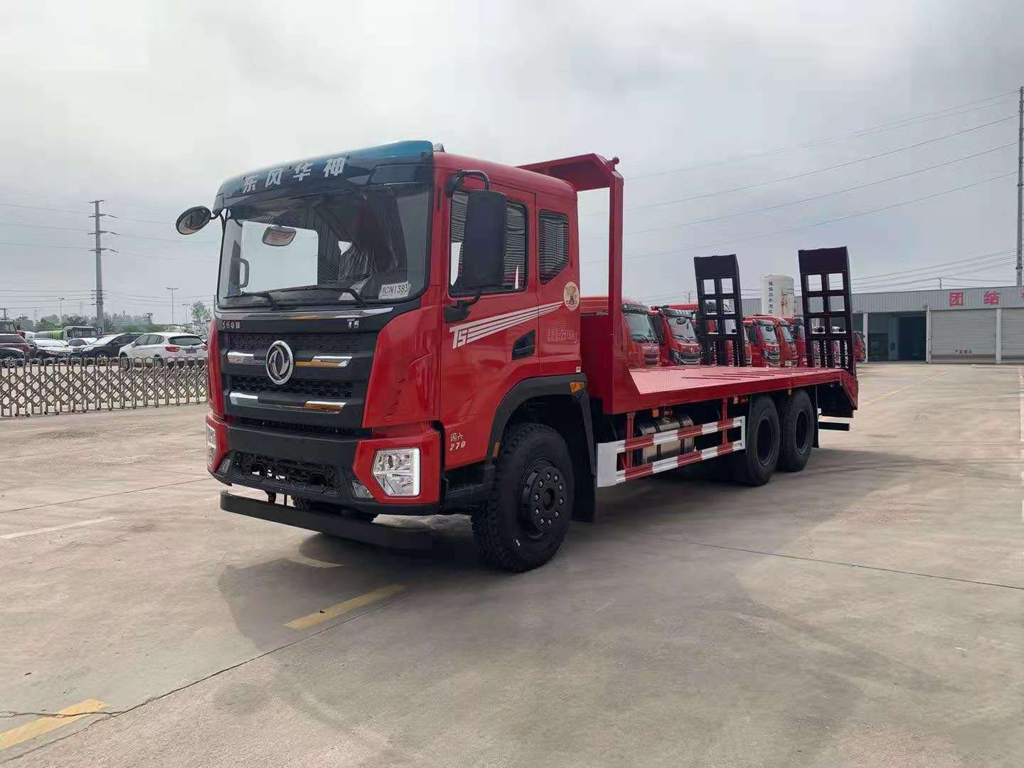 國(guo)六(liu)東(dong)風(feng)華(hua)神(shen)T5后八(ba)輪(lun)平闆車