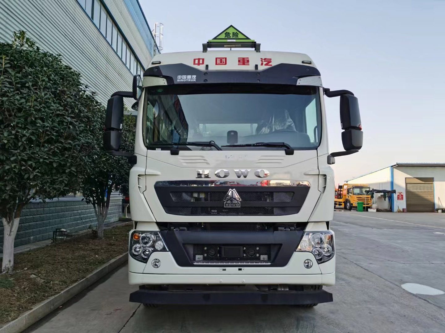 重汽(qi)豪沃前四(si)后八25.5方(fang)油鑵車(che)