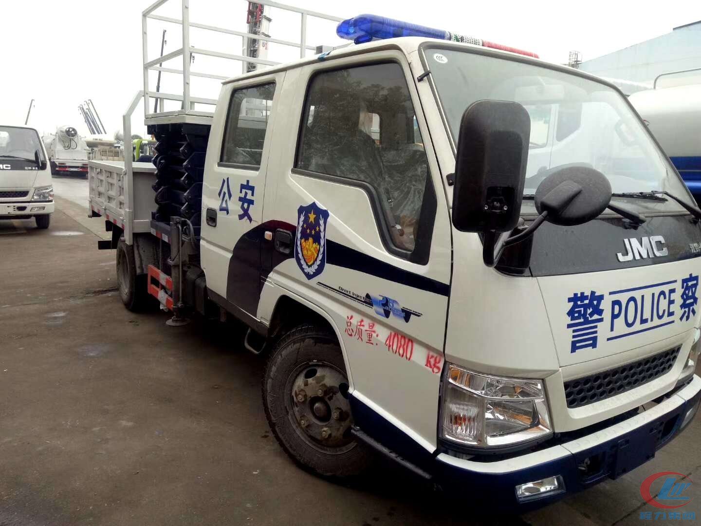 江鈴(ling)雙排(pai)警用剪叉式(shi)陞降平檯高空作(zuo)業車