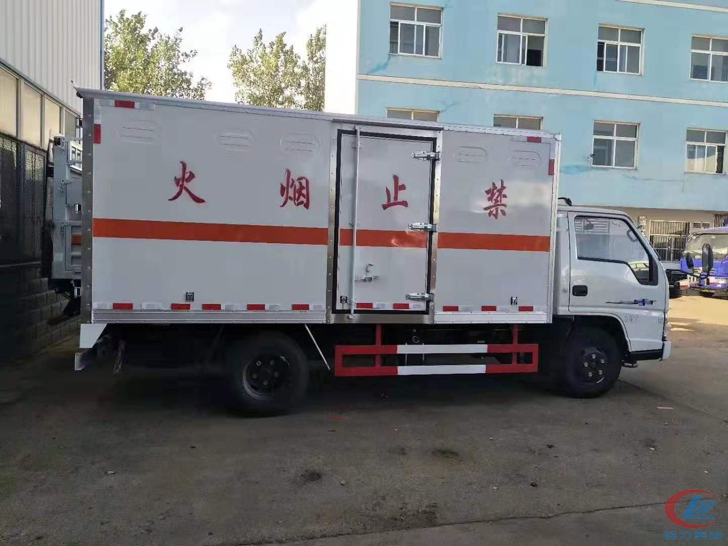 江鈴危險(xian)品(pin)廂(xiang)式(shi)運輸(shu)車(che)