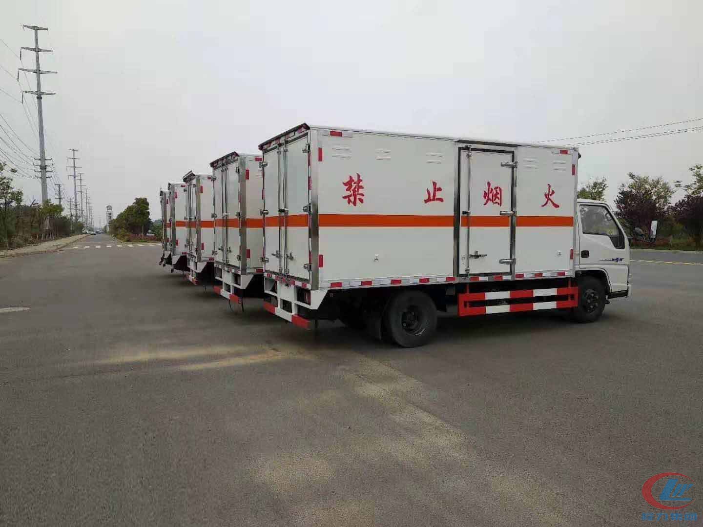 江鈴(ling)JMC危(wei)險品廂式(shi)運輸車批量髮(fa)車